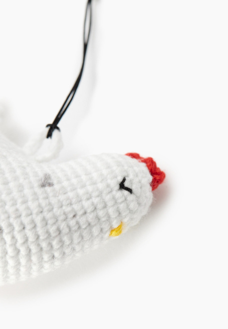 Брелок - курочка из пряжи в белом цвете